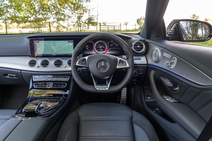 Торпедо Mercedes-AMG E63 4Matic+ (W213) 2017 года  (UK) (фото 2 из 30)